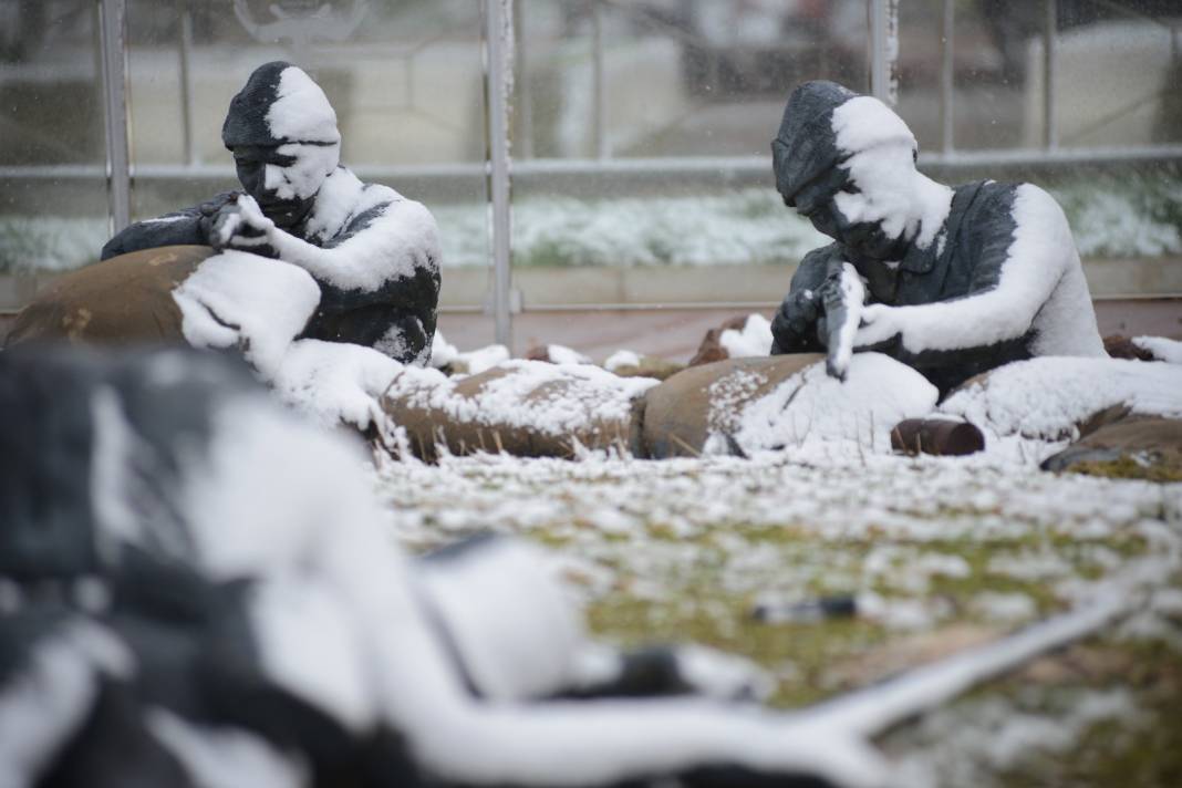 Çanakkale Savaşı'nın Tüm Detaylarını Gösteren Parkta Yer Alan, Bire Bir Boyutlardaki 40 Heykel Kar Yağışıyla Farklı Bir Görünüm 1